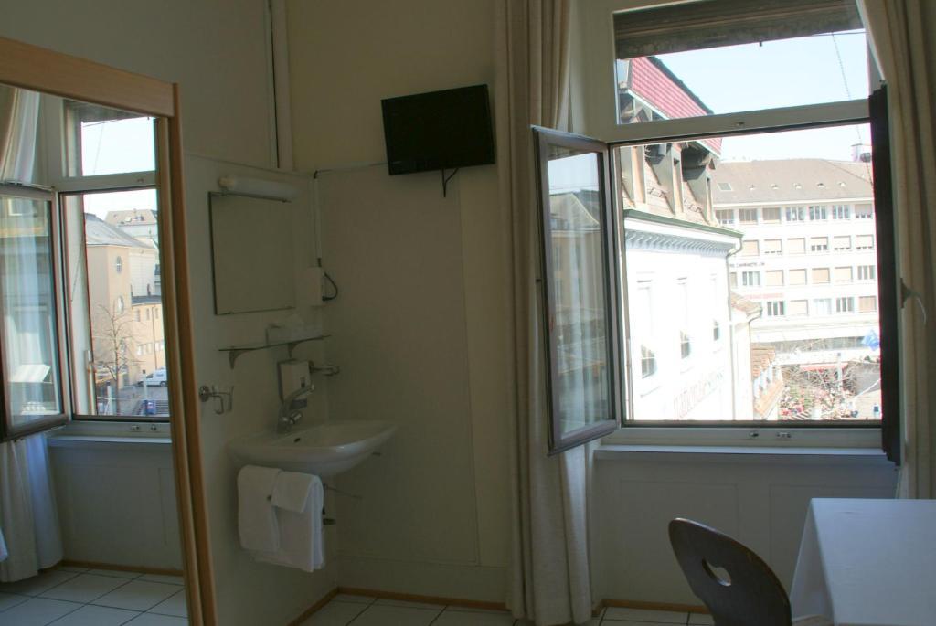 Stadthof Budget Hotel Basel City Center Habitación foto